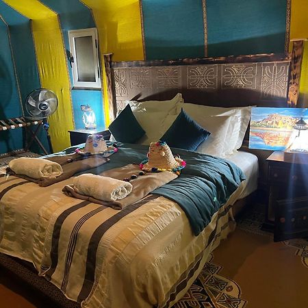 Sahara Majestic Luxury Camp Hotel Merzouga Exterior foto A bedroom in a luxury tent