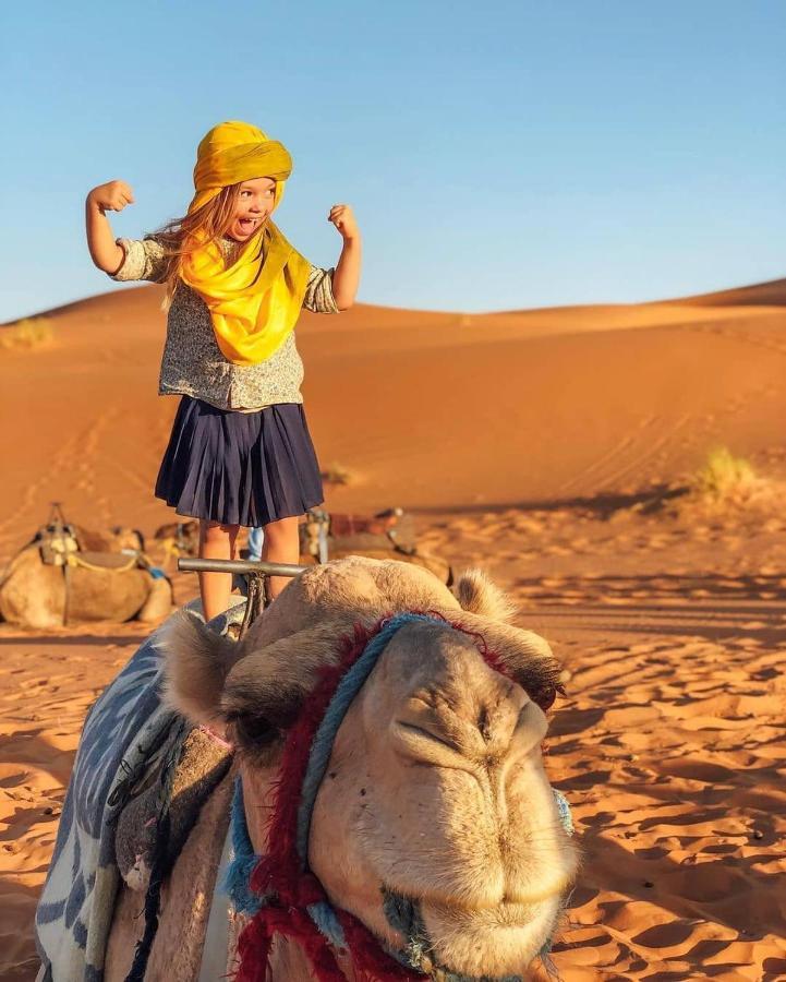 Sahara Majestic Luxury Camp Hotel Merzouga Exterior foto A child riding a camel