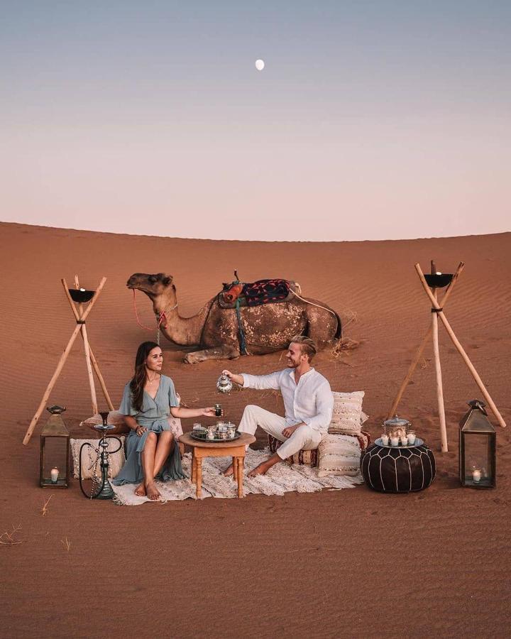 Sahara Majestic Luxury Camp Hotel Merzouga Exterior foto Tourists in a desert camp