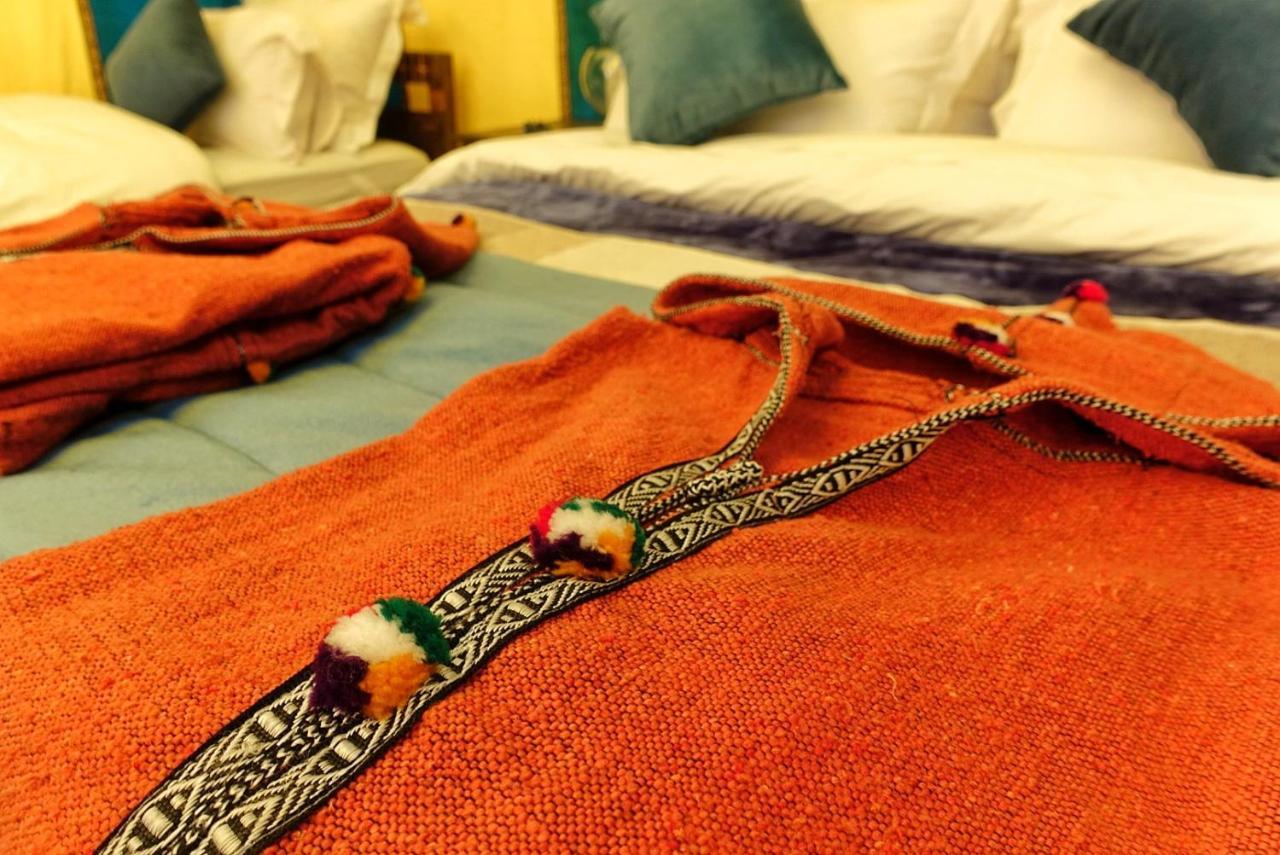 Sahara Majestic Luxury Camp Hotel Merzouga Exterior foto A Moroccan bathrobe