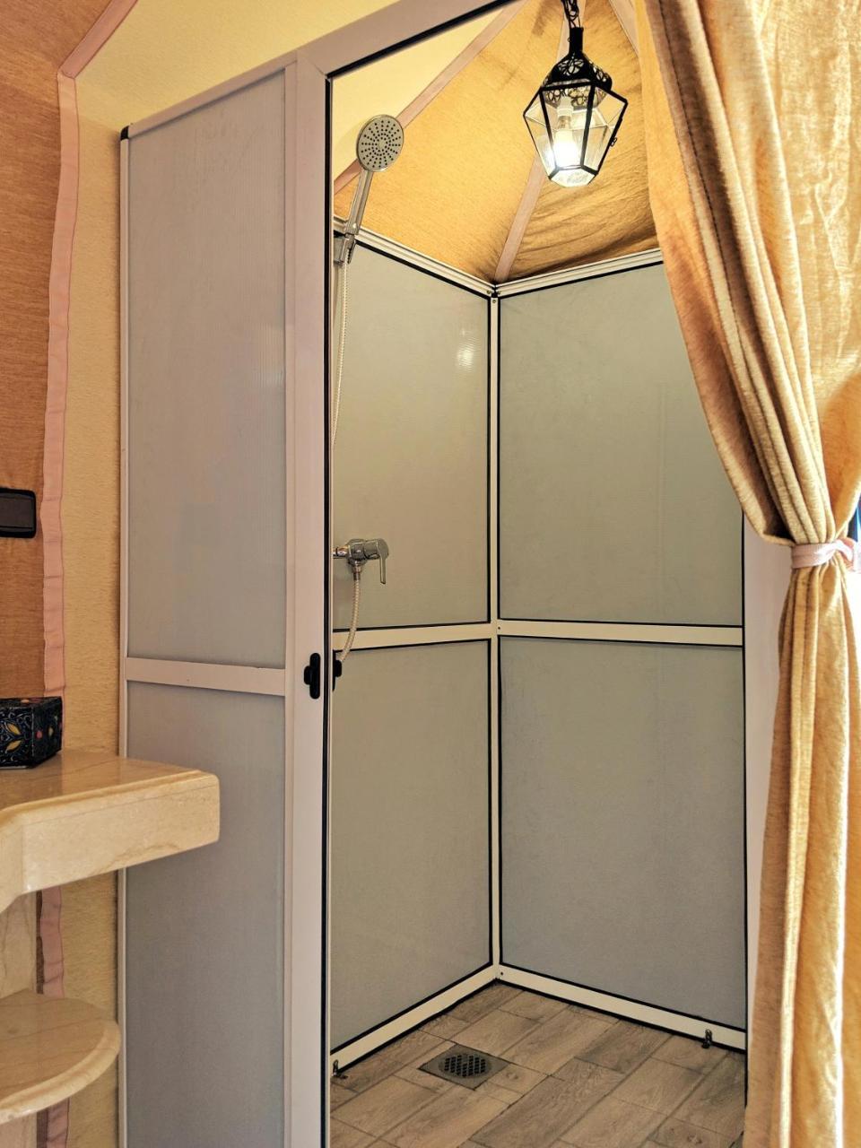 Sahara Majestic Luxury Camp Hotel Merzouga Exterior foto Shower cubicle
