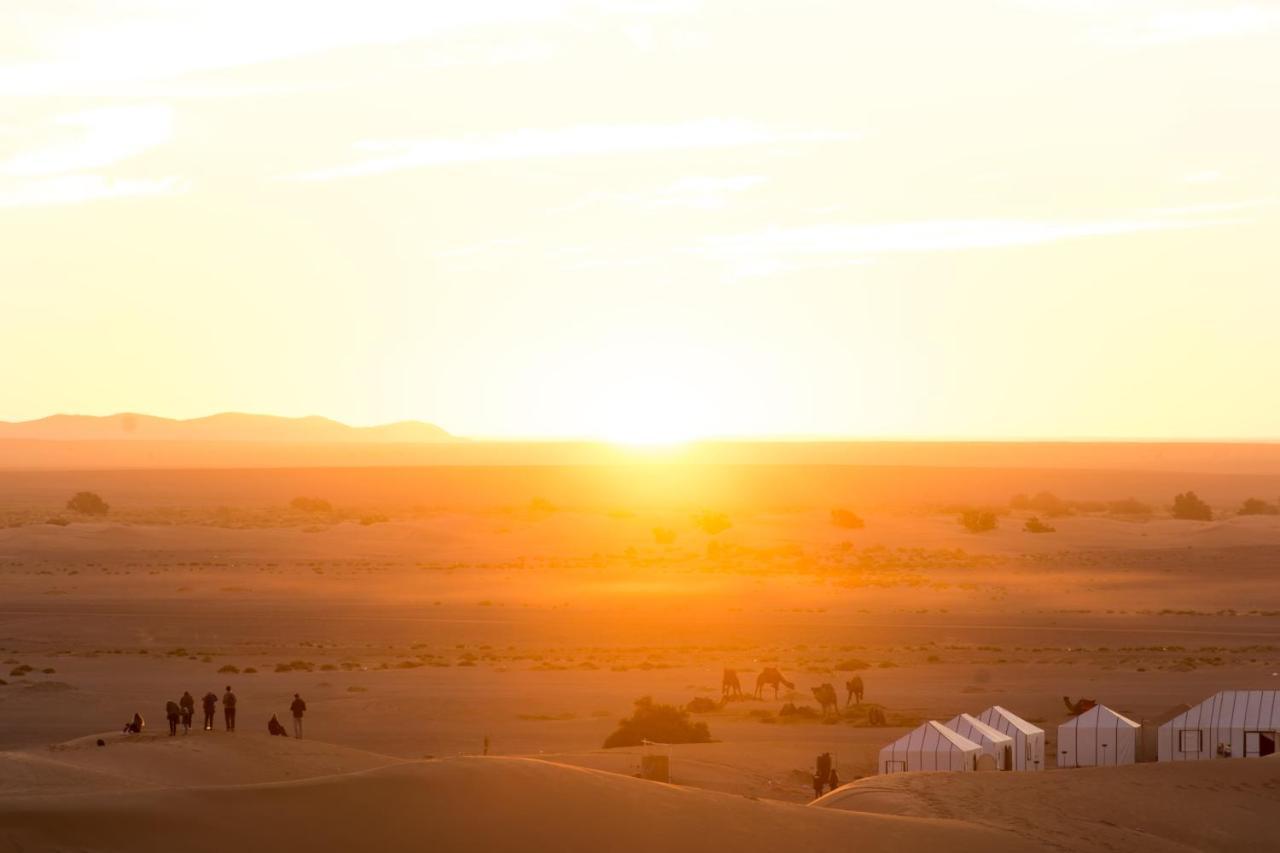 Sahara Majestic Luxury Camp Hotel Merzouga Exterior foto Sunset over the Sahara Desert