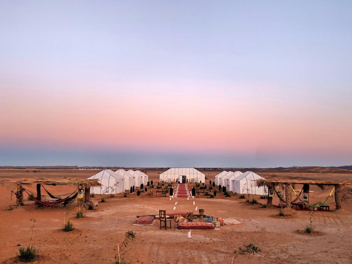 Sahara Majestic Luxury Camp Hotel Merzouga Exterior foto The camp at sunset